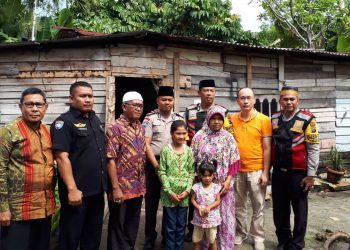 Santuni Warga Kurang Mampu, Trio Bhabinkamtibmas Payung Sekaki Rintangi Ilalang