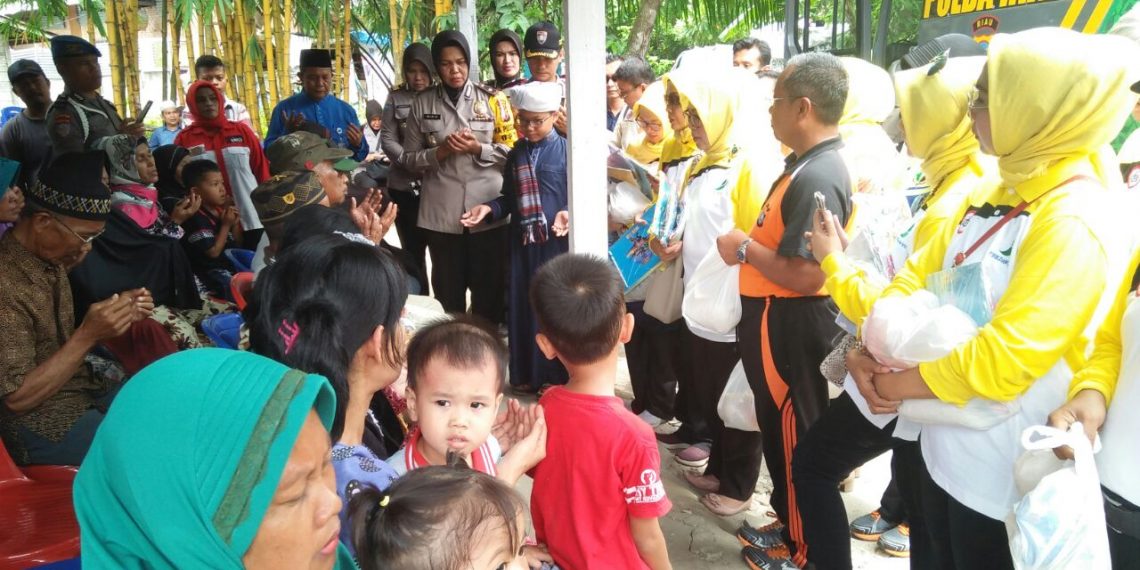 Nenek Roslaini Terharu Disambangi Jum’at Barokah Polresta Pekanbaru