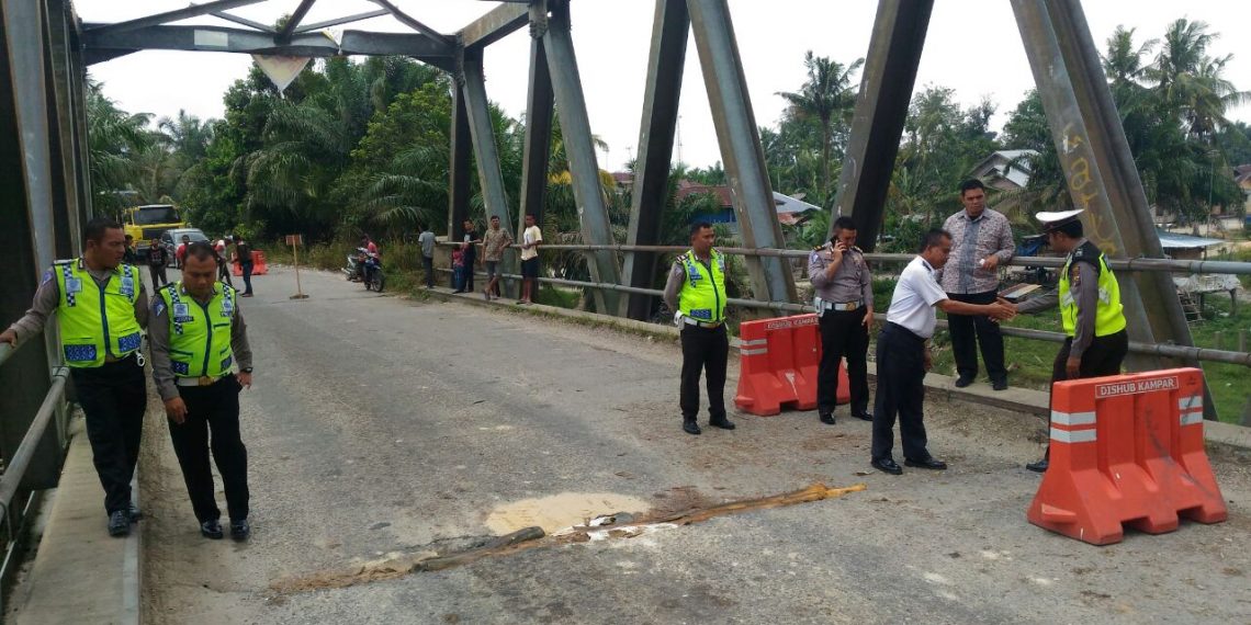 Jembatan Rusak di Kota Garo Tapung Hilir, Kendaraan Roda 4 atau Lebih Lewat Jalur Alternatif