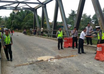 Jembatan Rusak di Kota Garo Tapung Hilir, Kendaraan Roda 4 atau Lebih Lewat Jalur Alternatif