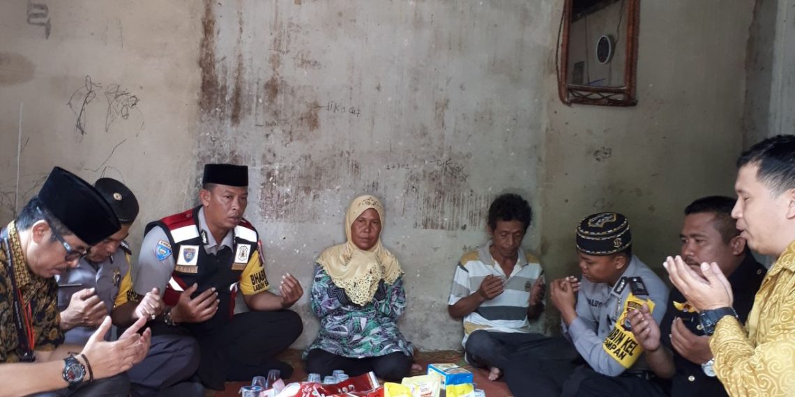 Diana Penjual Ikan Keliling Dapat Bantuan dari Bhabinkamtibmas Payung Sekaki