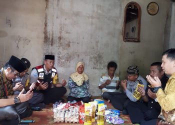 Diana Penjual Ikan Keliling Dapat Bantuan dari Bhabinkamtibmas Payung Sekaki
