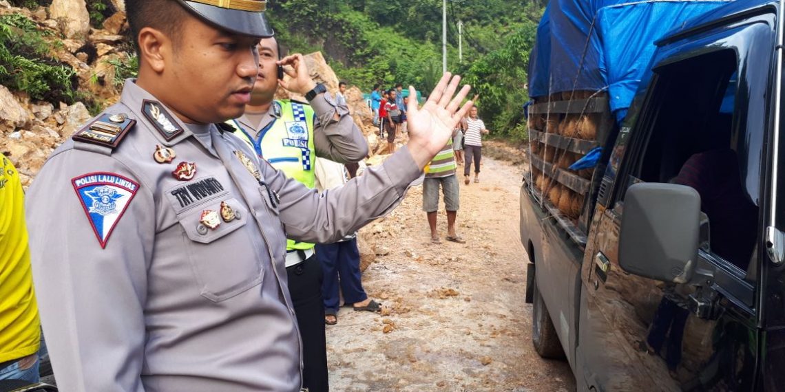 Jalan Riau Sumbar di Km 77 Longsor Pagi Tadi, Petugas Lakukan Pembersihan Badan Jalan