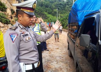 Jalan Riau Sumbar di Km 77 Longsor Pagi Tadi, Petugas Lakukan Pembersihan Badan Jalan