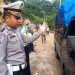 Jalan Riau Sumbar di Km 77 Longsor Pagi Tadi, Petugas Lakukan Pembersihan Badan Jalan