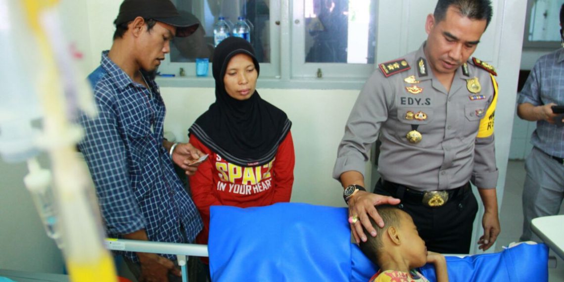 Orang tua M Fazrul Tak Henti Tahan Tangis saat Tim JB, Besuk Anaknya di RS