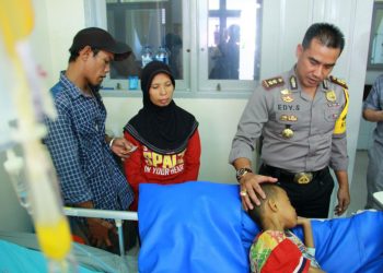 Orang tua M Fazrul Tak Henti Tahan Tangis saat Tim JB, Besuk Anaknya di RS