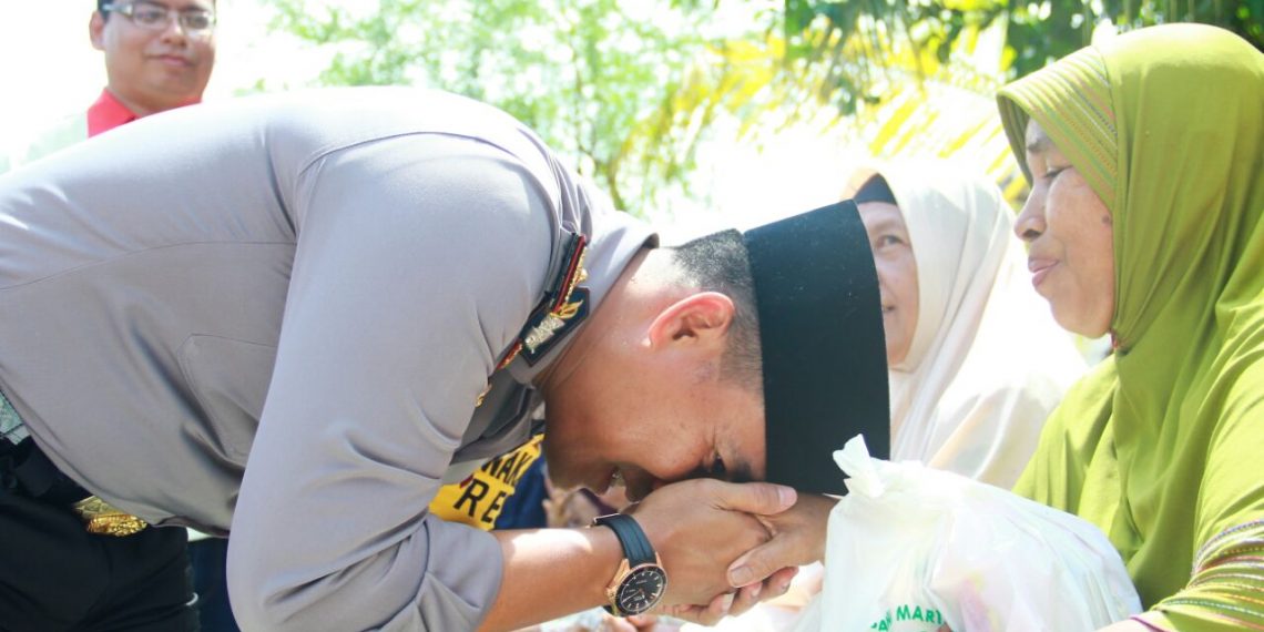 Sambangi Seorang Janda Buruh Cuci. Wakapolresta Pekanbaru : Indahnya Berbagi