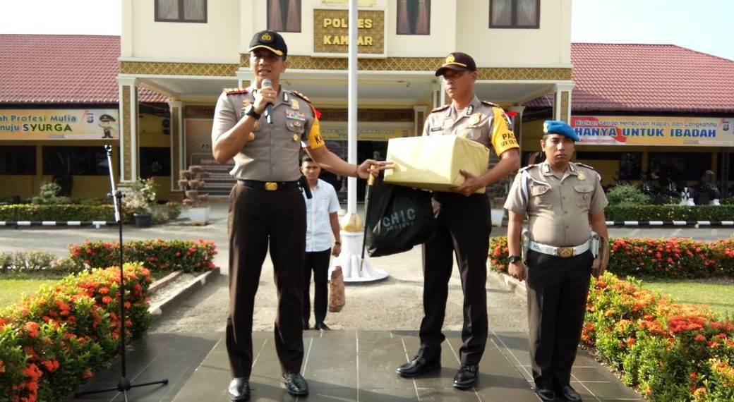 Dinilai Aktiv Jalin Kemitraan dengan Masyarakat, Kapolres Beri Peralatan Olahraga kepada Kapolsek XIII Koto Kampar