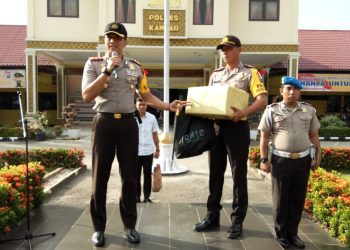 Dinilai Aktiv Jalin Kemitraan dengan Masyarakat, Kapolres Beri Peralatan Olahraga kepada Kapolsek XIII Koto Kampar