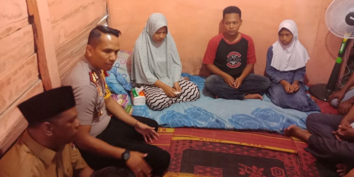 Kapolres Kampar Melayat Kerumah Keluarga Korban Penganiayaan di Desa Karya Indah Tapung