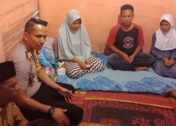 Kapolres Kampar Melayat Kerumah Keluarga Korban Penganiayaan di Desa Karya Indah Tapung