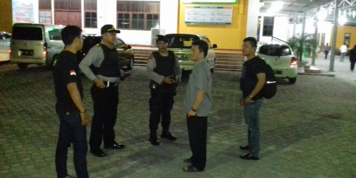 Tim Gabungan Polsek Payung Sekaki Lakukan Pengamanan Ketat di Gereja-gereja.