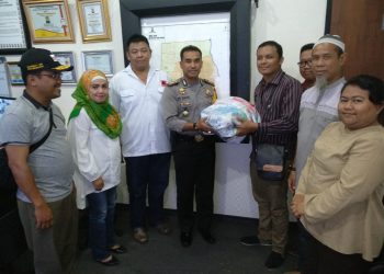 Komunitas Riau Peduli Serahkan Spanduk Tandatangan Masyarakat kepada Polri