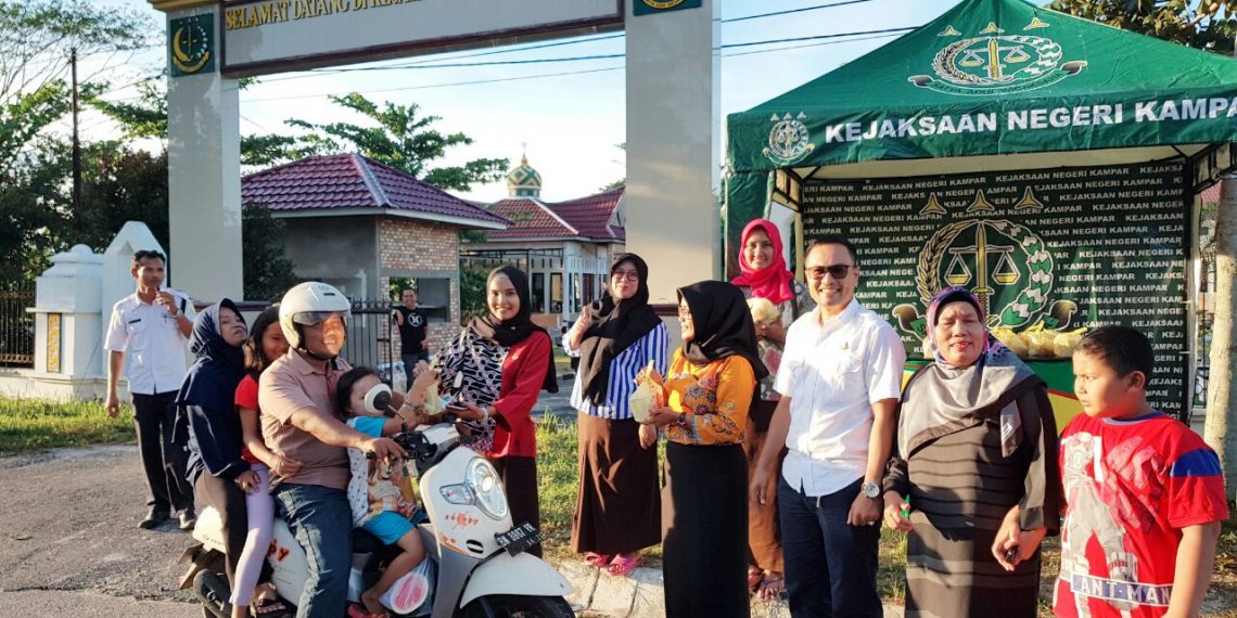 Kejari Kampar Bagi-bagi Takjil Kepada Pengguna Jalan Selama Ramadhan