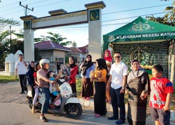 Kejari Kampar Bagi-bagi Takjil Kepada Pengguna Jalan Selama Ramadhan