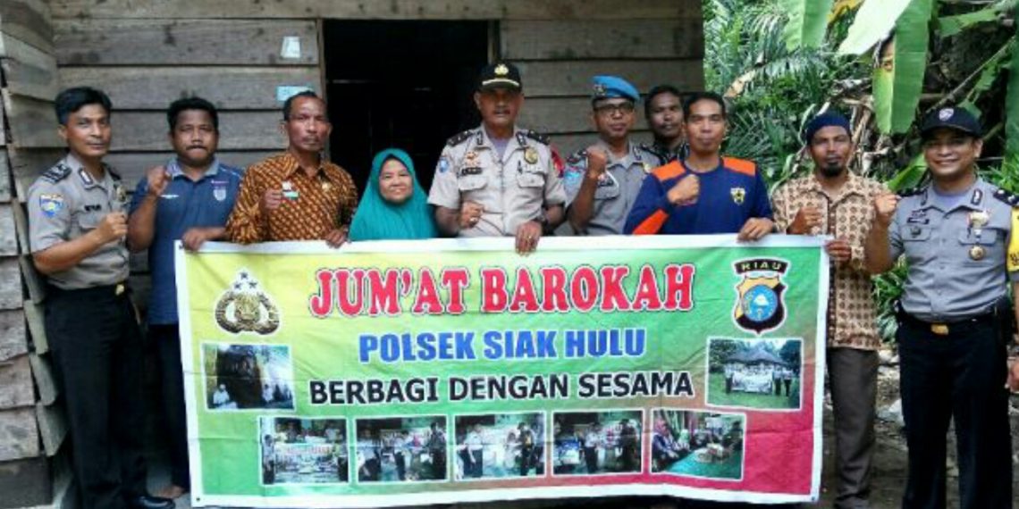 Tim Jumat Barokah Polsek Siak Hulu Berikan Paket Sembako untuk Nenek Mura Warga Buluh Cina