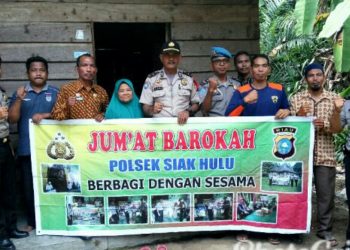Tim Jumat Barokah Polsek Siak Hulu Berikan Paket Sembako untuk Nenek Mura Warga Buluh Cina