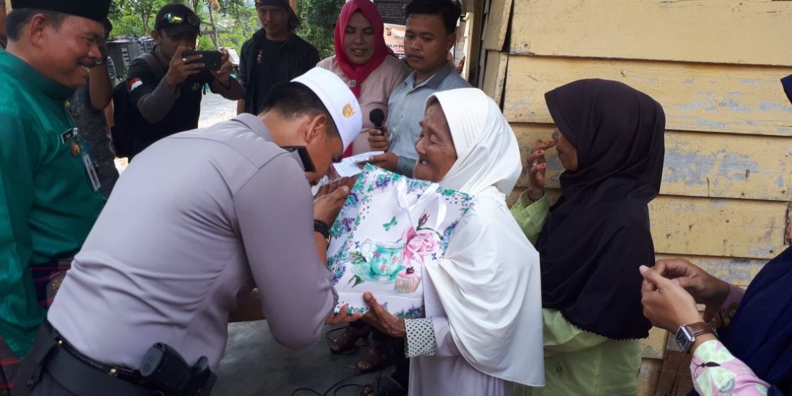 Hidup dari Belas Kasihan Tetangganya, Tumirah Disambangi Tim Jum’at Barokah 