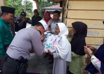 Hidup dari Belas Kasihan Tetangganya, Tumirah Disambangi Tim Jum’at Barokah 