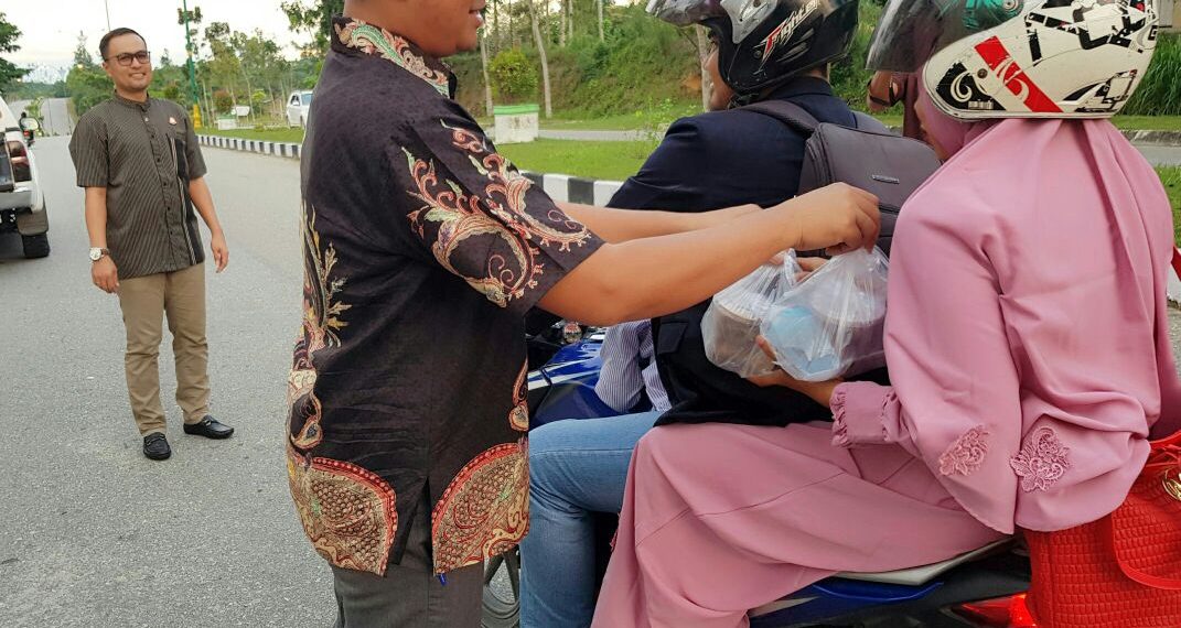 Alhamdulillah Jelang Berbuka Puasa, Kejari Kampar Kembali Bagi – Bagi Takjil Kepada Pengguna Jalan