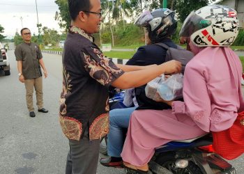 Alhamdulillah Jelang Berbuka Puasa, Kejari Kampar Kembali Bagi – Bagi Takjil Kepada Pengguna Jalan