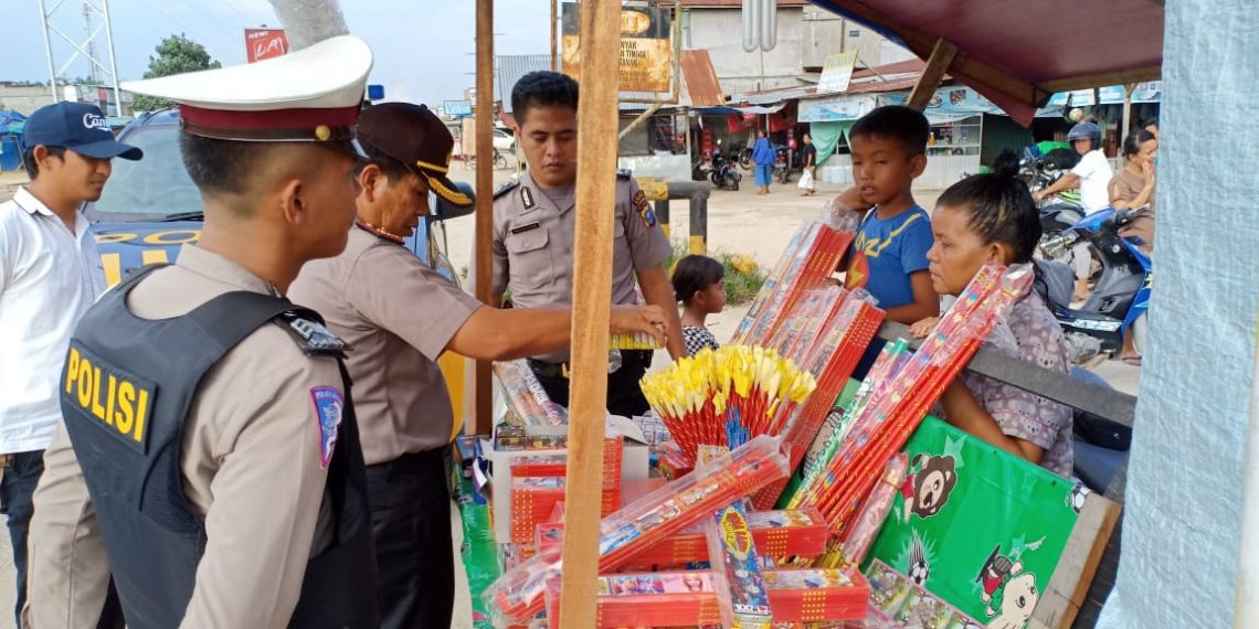 Gelar Ops K2YD, Polsek Jajaran Polres Kampar Razia Penjual Petasan dan Produk Kadaluarsa