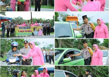 Polsek Perhentian Raja Bagikan Takjil Gratis kepada Pengendara Jelang Buka Puasa
