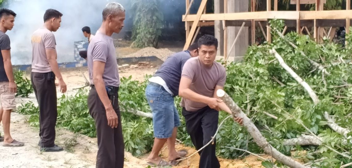 Anggota Polsek Tapung Adakan Bakti Sosial Bersihkan Lingkungan Masjid Jelang HUT Bhayangkara ke-72
