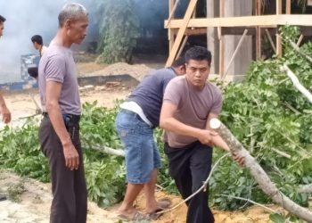 Anggota Polsek Tapung Adakan Bakti Sosial Bersihkan Lingkungan Masjid Jelang HUT Bhayangkara ke-72