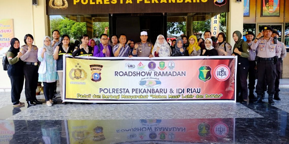 Tim Jumat Barokah Polresta Pekanbaru Bagi bagi Rezeki Kepada Tukang Parkir