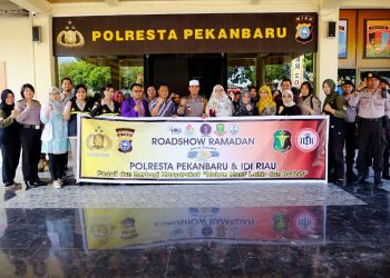 Tim Jumat Barokah Polresta Pekanbaru Bagi bagi Rezeki Kepada Tukang Parkir