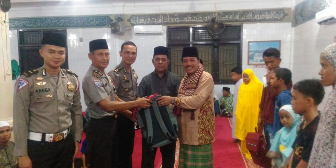 Personel Polres Kampar bersama Jamaah Masjid Al-Ikhlas Peringati Nuzul Qur’an 1439-H
