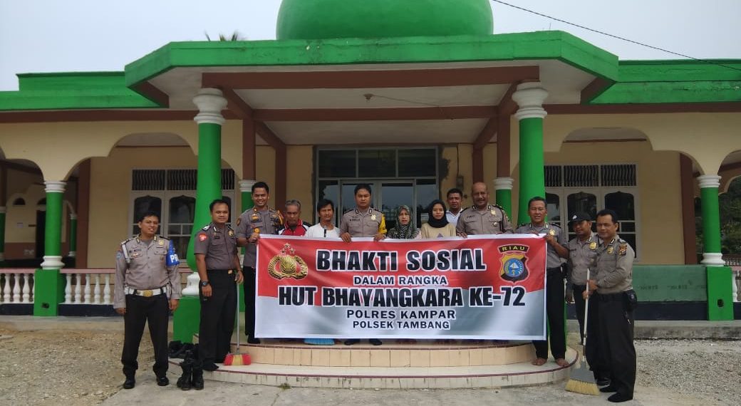 Polsek Tambang Adakan Bakti Sosial, Lakukan Goro di Masjid Nurul Huda Desa Sei Pinang