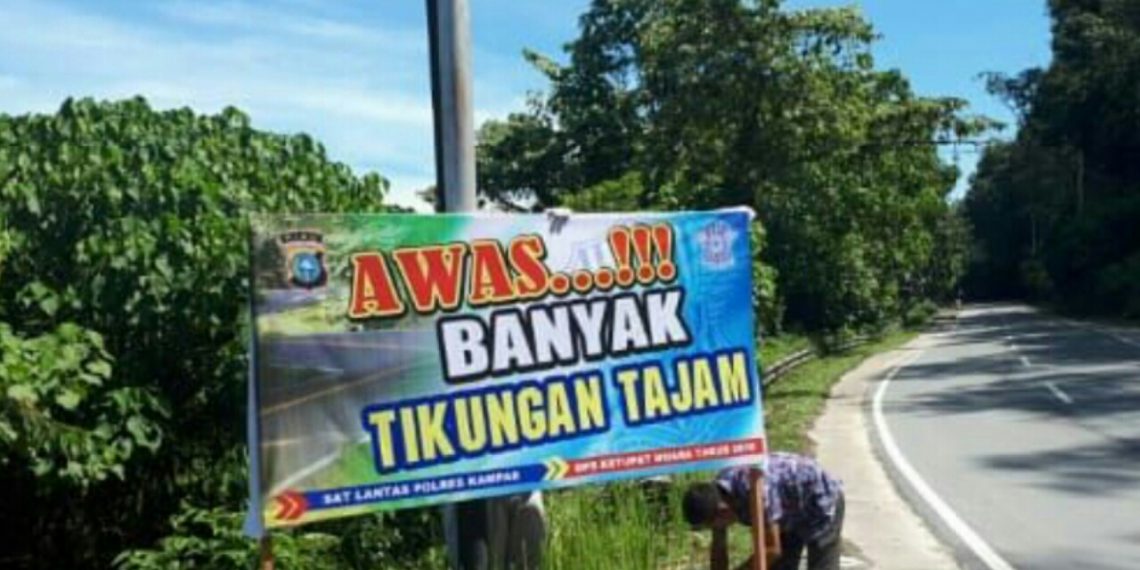 Satlantas Polres Kampar Pasang Baliho Peringatan dan Petunjuk di Jalan Lintas Riau – Sumbar