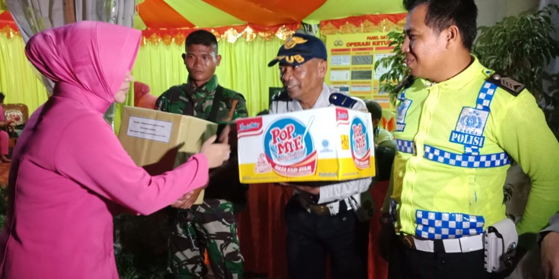 Kapolres Kampar dan Ketua Cabang Bhayangkari Kunjungi Pos Pam Operasi Ketupat 2018