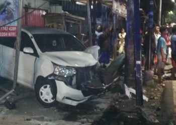 Diduga Sopir Mengantuk, Mobil Tabrak Tiang Telkom