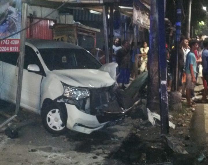Diduga Sopir Mengantuk, Mobil Tabrak Tiang Telkom