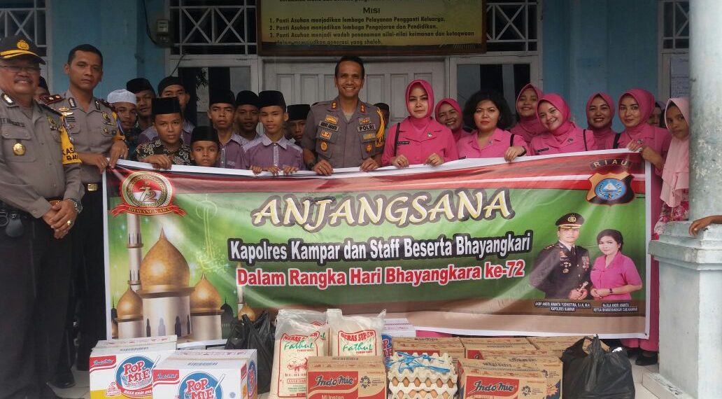 Kapolres Kampar dan Ketua Cabang Bhayangkari Anjangsana ke Panti Asuhan Jelang HUT Bhayangkara ke-72