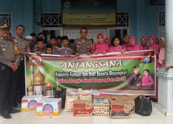 Kapolres Kampar dan Ketua Cabang Bhayangkari Anjangsana ke Panti Asuhan Jelang HUT Bhayangkara ke-72