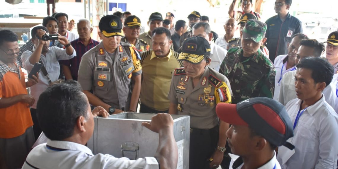 Kapolda Riau bersama Danrem, Kabinda, Ketua KPU dan Bawaslu Riau Tinjau TPS di Kec. Tapung