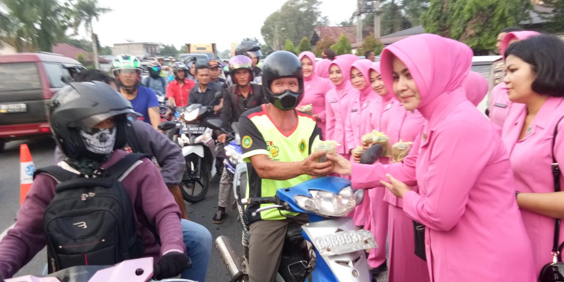 Sambut Hari Bhayangkara ke-72, Polres Kampar Adakan Kegiatan Berbagi Takjil Untuk Masyarakat
