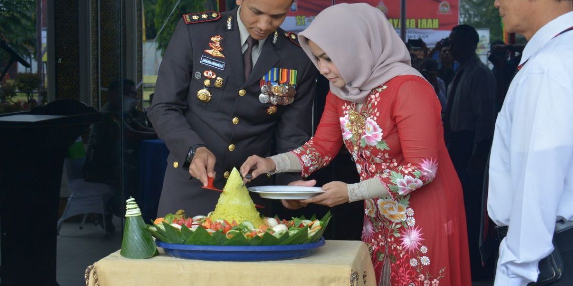 Polres Kampar bersama ibu Ketua Cabang Bhayangkari Kampar Hut ke-72, Bhyangkari Potong tumpeng