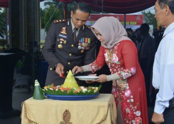 Polres Kampar bersama ibu Ketua Cabang Bhayangkari Kampar Hut ke-72, Bhyangkari Potong tumpeng