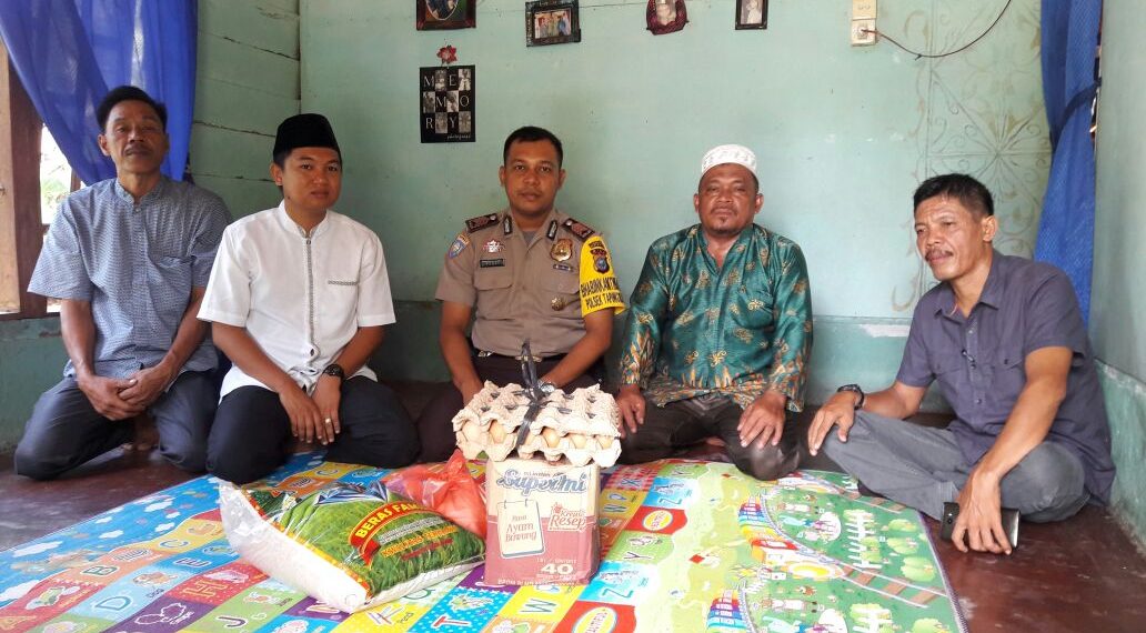 Jumat Barokah : Bhabinkamtibmas Polsek Tapung Hilir Bersama Perangkat Desa Bantu Warga