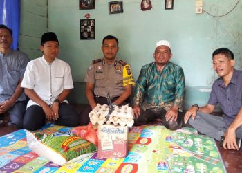 Jumat Barokah : Bhabinkamtibmas Polsek Tapung Hilir Bersama Perangkat Desa Bantu Warga