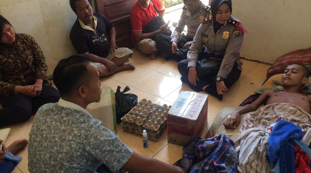 Kompol Vera Taurensa Sambangi Maulana Bohori Yang Lagi Sakit Parah