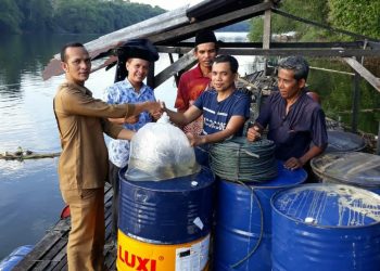 Demi Tingkatkan Perekonomian Warga, Kades Pulau Jambu Bantu Petani Kerambah.