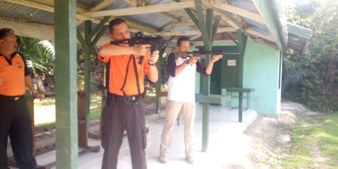 Latihan Menembak ini di Pimpim Langsung oleh Kapolres Kampar Akbp Andri Ananta Yudhistira, S.I.K,.M.H