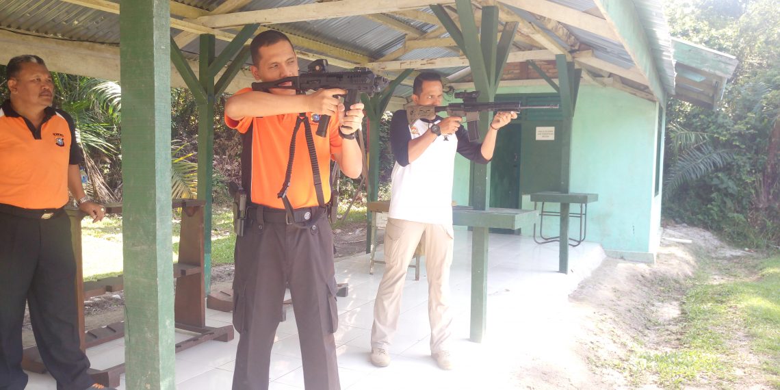 Kapolres Kampar Pimpim Latihan Menembak di Lapangan Batalyon 132/BS.